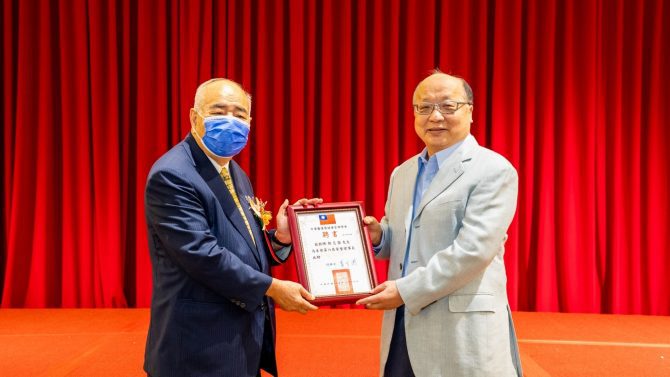 理事長蕭登波(左)邀請胡志強(右)擔任中華醫護暨健康管理學會榮譽理事長。(圖:中華醫護暨健康管理學會提供)