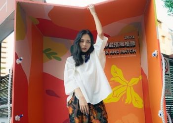 艋舺服飾商圈特色打卡點「真人等高造型購物袋」。(圖/台北市艋舺服飾商圈提供)