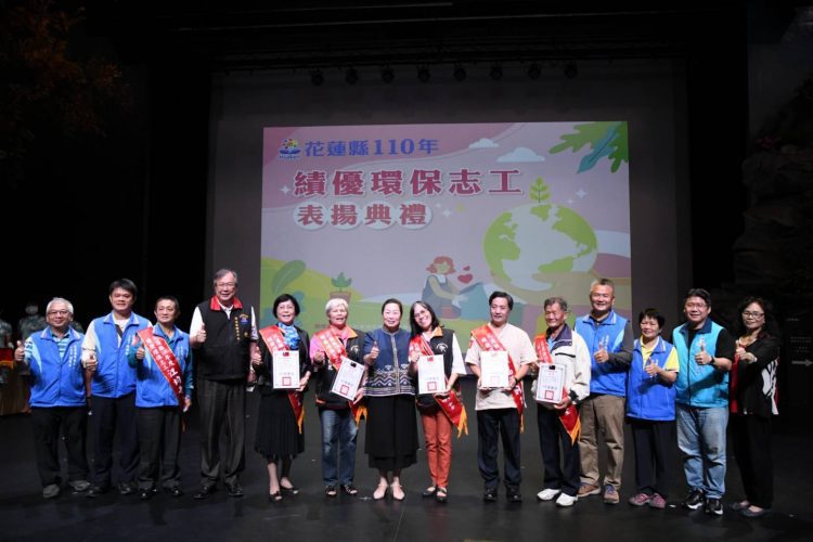 傳遞環保服務的溫暖  徐榛蔚表揚績優環保志工