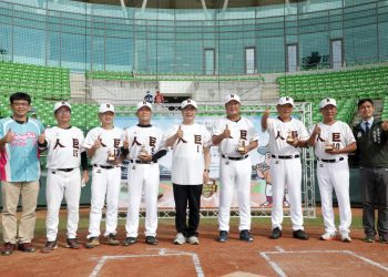 巨人盃第一代少棒隊五十週年經典交流賽　黃偉哲上場開球加油