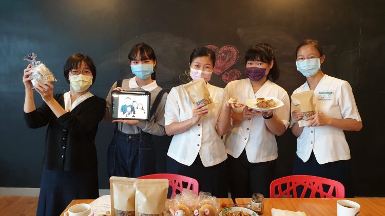 師生相招齊募愛心 慈大為疫苗熱情義賣