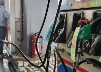 油價漲很大！民間譁然！ 10/18起汽、柴油各漲0.8、0.9元