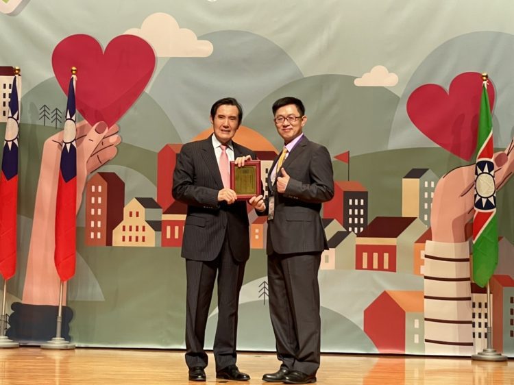 熱心奉獻杏壇 黃鴻穎榮獲中等學校教育服務獎 熱心奉獻杏壇  黃鴻穎榮獲中等學校教育服務獎