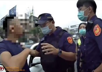 男子車上大睡造成阻塞  遭員警勸離竟咆嘯推擠