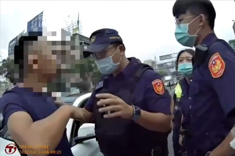 男子車上大睡造成阻塞  遭員警勸離竟咆嘯推擠