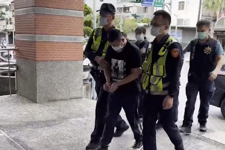 破車窗取財盜領五倍券 兩嫌龜山遭逮 破車窗取財盜領五倍券 兩嫌龜山遭逮