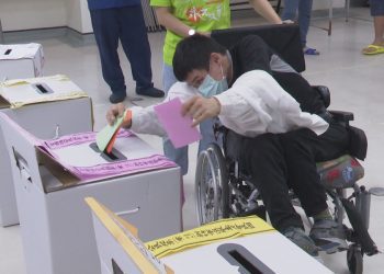 竹市選委會機構辦說明會  身障朋友模擬投票流程