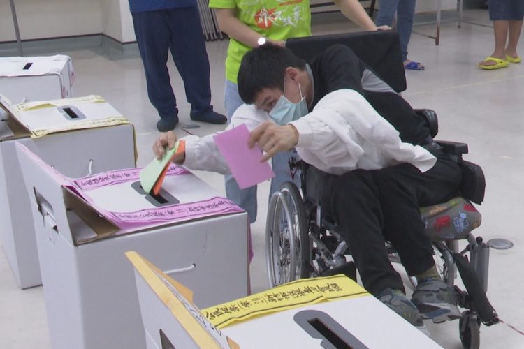 竹市選委會機構辦說明會  身障朋友模擬投票流程