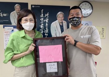 緬懷已故台灣電影之父～李行導演 含羞草代表交還導演手模