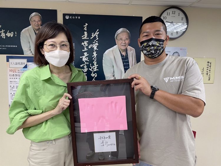 緬懷已故台灣電影之父~李行導演 含羞草代表交還導演手模 緬懷已故台灣電影之父~李行導演 含羞草代表交還導演手模