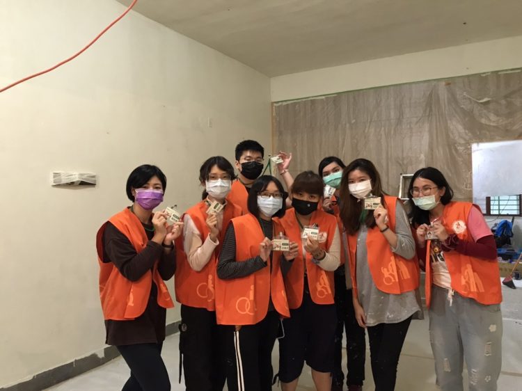 老屋電路管線、鋼筋外露、潮濕陰暗 伊甸為多重疾病邊緣人重建安心家