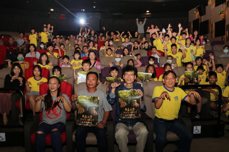 老鷹之手深入藕心 南大附小彩虹斑馬百人包場