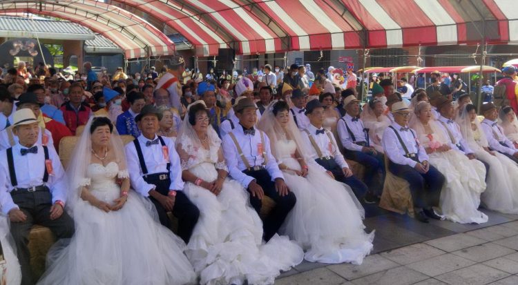 金鑽婚楷模表揚慶祝活動  145對金鑽婚夫妻重溫浪漫婚禮