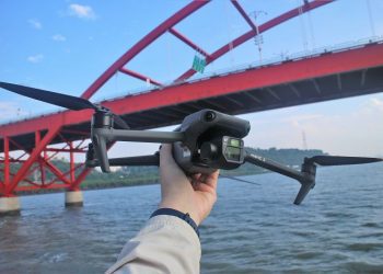 DJI 推出 Mavic 3 系列空拍新機　搭載 4/3 感光元件、雙鏡頭、28 倍變焦及再升級續航力