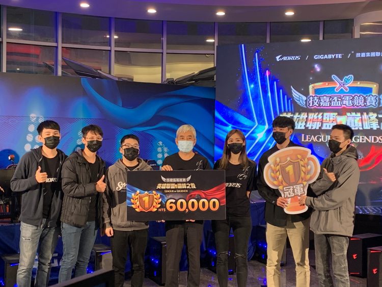 元宇宙瘋電競 台廠下一個神山再現 「技嘉盃電競大賽」董事長(左四)與冠軍隊伍合影。 (圖/技嘉集團提供)