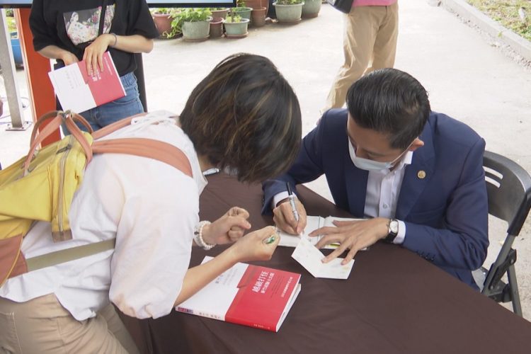 《新竹市跳級生》簽書會 林智堅分享新竹經驗 《新竹市跳級生》簽書會 林智堅分享新竹經驗