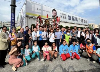 「愛在東區」優秀「小鬥士」表揚 和議員曾信凱攜手點燃「希望之燈」