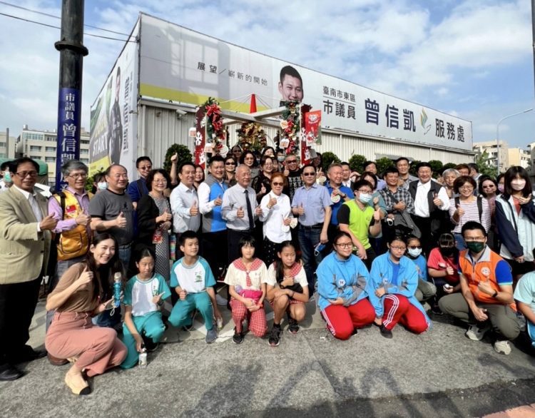 「愛在東區」優秀「小鬥士」表揚 和議員曾信凱攜手點燃「希望之燈」