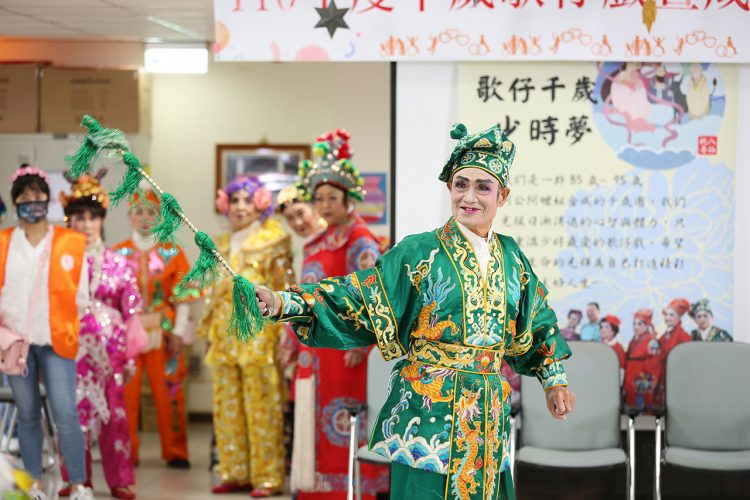 八旬爺走出喪妻痛展笑容 勇敢登台出演歌仔戲處女秀 八旬爺走出喪妻痛展笑容 勇敢登台出演歌仔戲處女秀