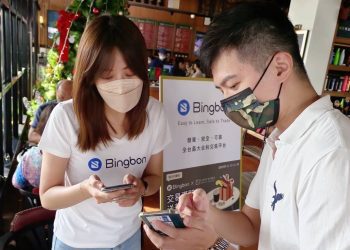 假日現場駐點人員解說，協助註冊、教學Bingbon加密貨幣社交交易平台。(圖/官方提供)