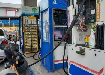 國內汽柴油11/22起每公升各降0.3元及0.2元