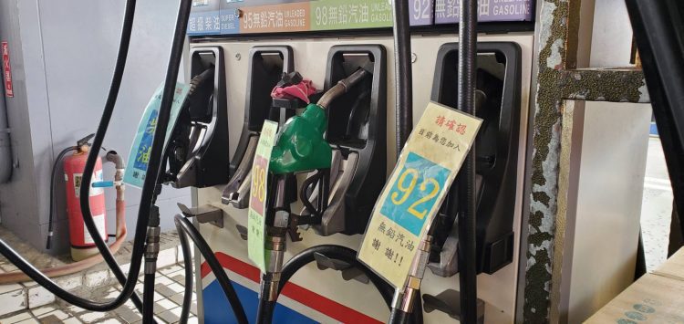 國內油價各有漲跌 11/8起每公升柴油漲0.1元、汽油降0.2元