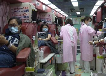 天冷血庫存量拉警報 高鐵新竹站邀民眾挽袖捐熱血