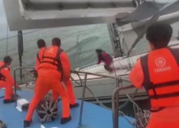 帆船失去動力惡浪漂流 通報新竹海巡救援