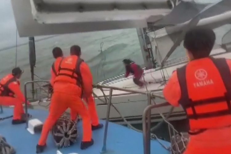 帆船失去動力惡浪漂流 通報新竹海巡救援