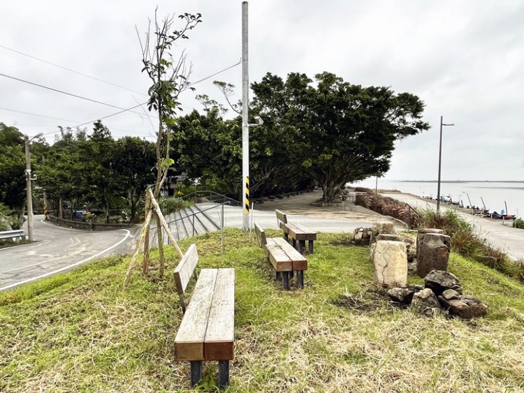 廍後村百年水泥桶塊 已移至東港榕樹公園 廍後村百年水泥桶塊 已移至東港榕樹公園