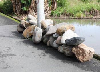 怪事又一樁 學校周邊電桿下方遭放大量巨石 行為人意圖說不清