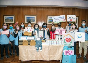 手織愛心圍巾 醫療廠商捐贈保暖物資送長者