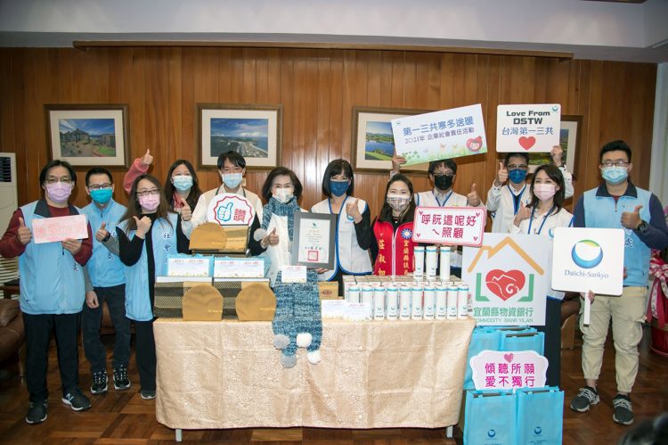 手織愛心圍巾 醫療廠商捐贈保暖物資送長者