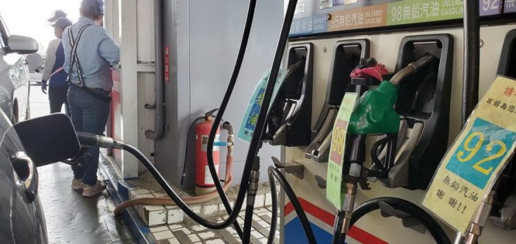 政府調降貨物稅 國內汽柴油12/1起每公升各降1.1元