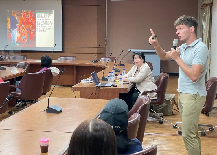 比臺灣人更臺 一粒米到宜蘭跟大家說臺語