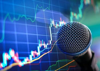 滿街都是財經網紅，股票王麥克洪如何讓百萬會員緊緊黏著他？