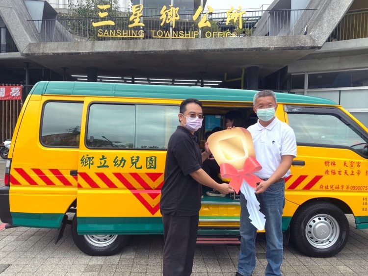 熱心鄉親慨捐交通車 解決幼童交通問題