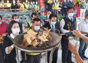 環島饅頭獻愛心 林波夫妻用饅頭結善緣