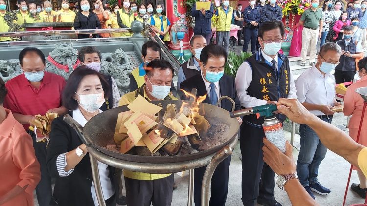 環島饅頭獻愛心 林波夫妻用饅頭結善緣