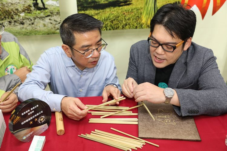 稻田裡種吸管!「玩艸植造」獲「循環經濟績優企業」大獎 稻田裡種吸管!「玩艸植造」獲「循環經濟績優企業」大獎