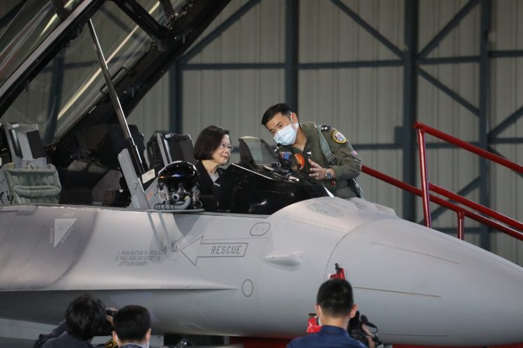 臺灣首批F-16V作戰隊正式成軍  蔡英文總統出席接裝典禮