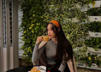 努力工作的她，不忘利用瑣碎時間練習瑜珈，體態相當勻稱。目前是國際運動協會的常務理事（由呂爺提供）