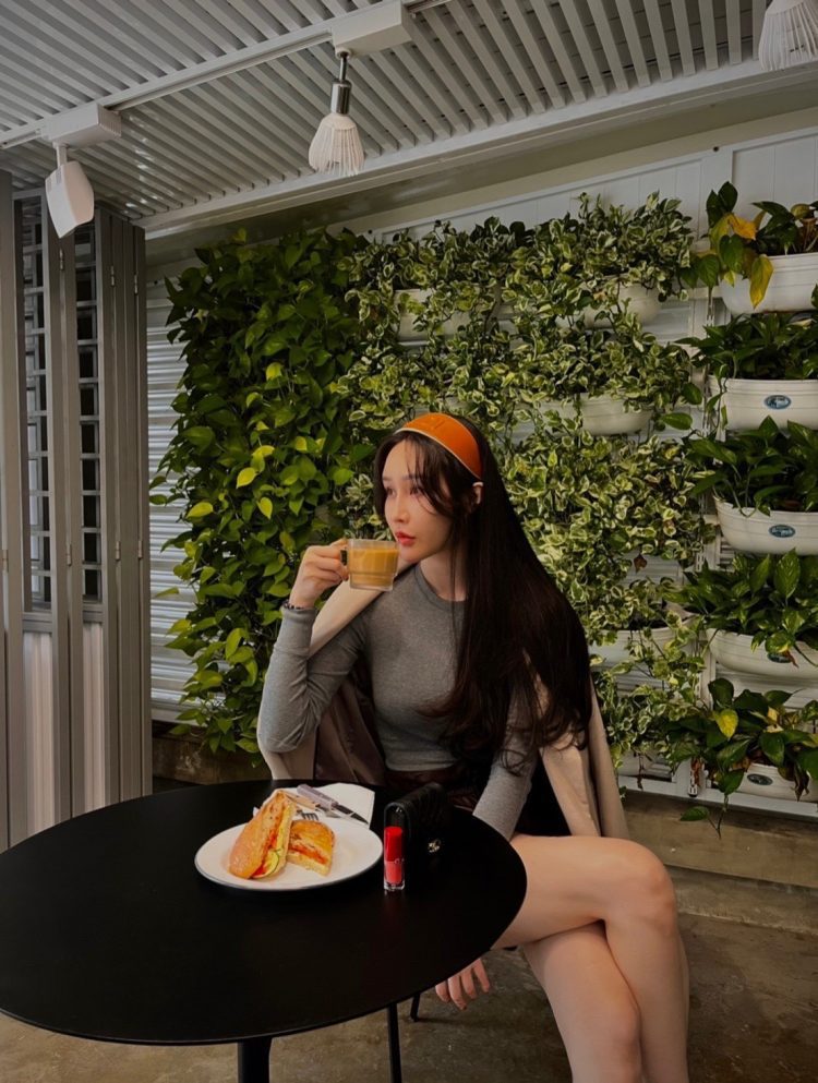 時尚穿搭天才的誕生 IG網路紅人呂爺 努力工作的她,不忘利用瑣碎時間練習瑜珈,體態相當勻稱。目前是國際運動協會的常務理事(由呂爺提供)