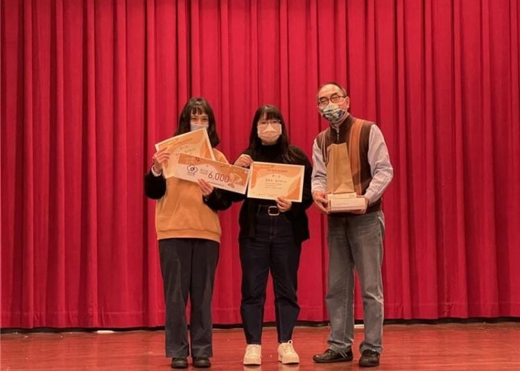 台北市自閉症家長協會副理事長林基德頒獎給小貝殼組第一名得主。