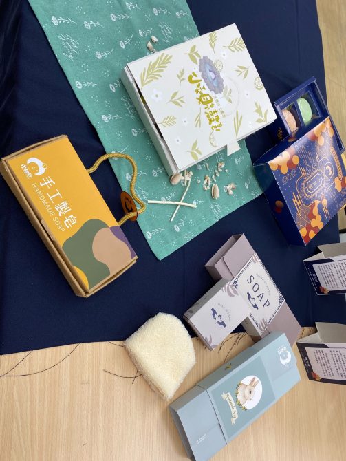 世新大學圖傳系創新教學計畫，與台北市自閉症家長協會攜手，透過教學計畫讓學生發揮創意、落實所學，為小貝殼手工皂產品設計包裝。