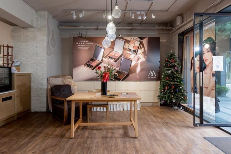 A.M Fairyland #迷光掠影眼彩盒 優雅上市! 夾帶電商銷售⾼⼈氣 搶進連鎖通路專櫃 KOL品牌第⼀位 A.M Fairyland #迷光掠影眼彩盒 優雅上市! 夾帶電商銷售⾼⼈氣 搶進連鎖通路專櫃 KOL品牌第⼀位