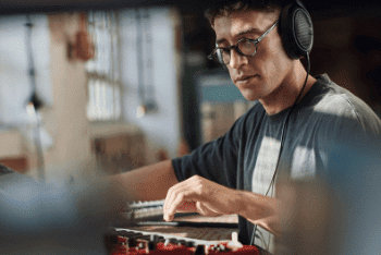 森海塞爾推出HD 400 PRO錄音棚耳機。(圖/森海塞爾公司提供)