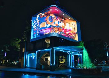 光影搖曳繽紛奇幻 中興文創園區越夜越美麗