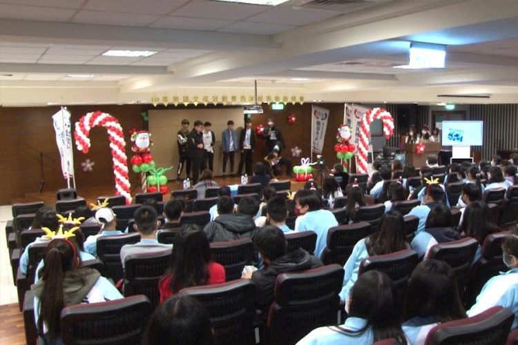 光復英日語歌唱大賽 學生精心表演各出奇招