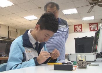 光復資訊科劉鑒陞  勇奪校史第一次金手獎